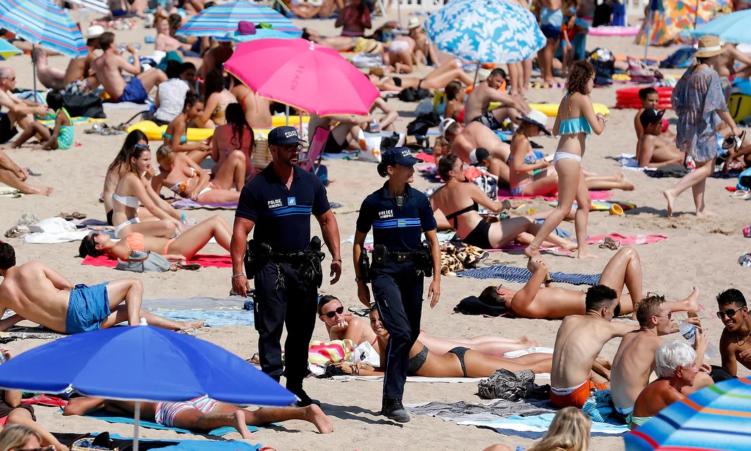 policja patrolująca plaże w Cannes