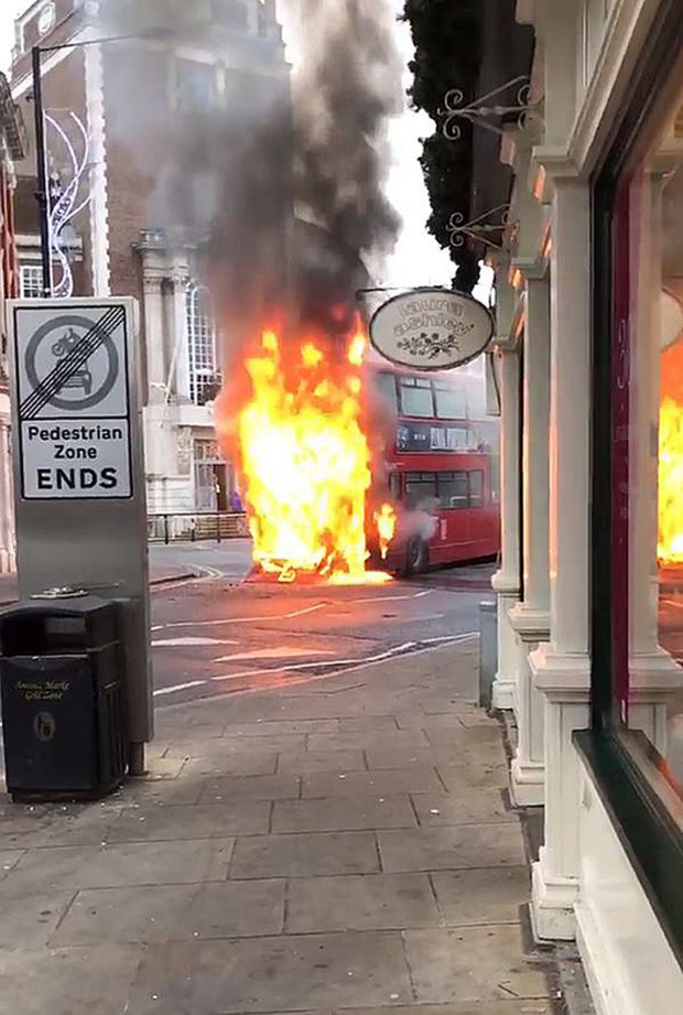 Pożar autobusu w Kingston upon Thames, akcja gaszenia pożaru trwała ponad godzinę