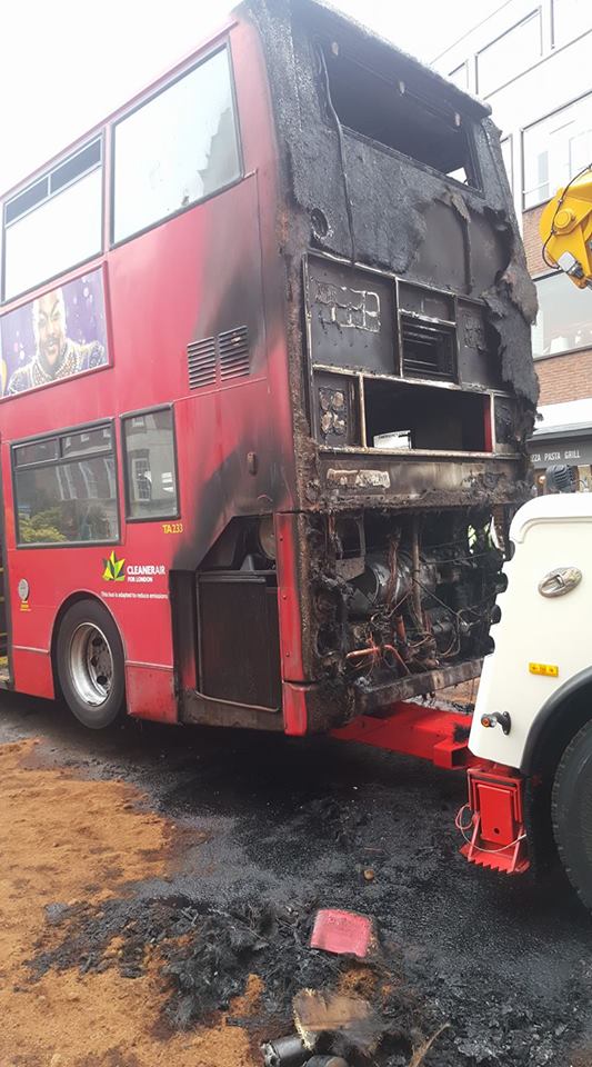 Pożar autobusu w Kingston upon Thames, akcja gaszenia pożaru trwała ponad godzinę