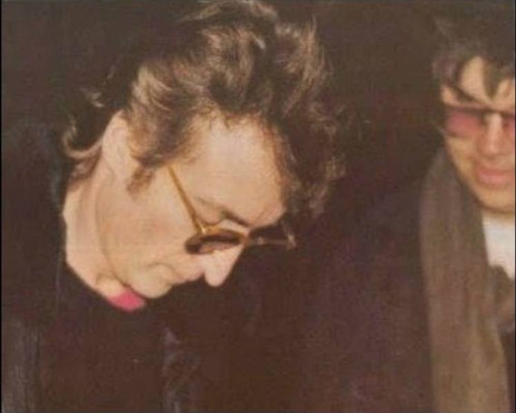 John Lennon podpisuje płytę "Double Fantasy" swojemu przyszłemu zabójcy