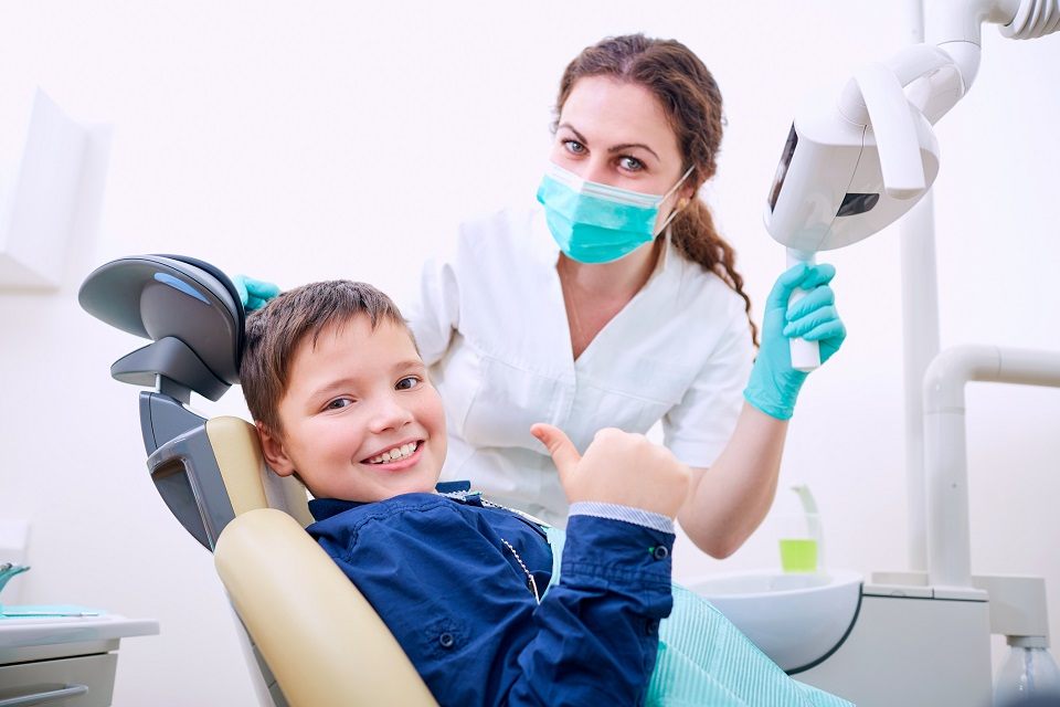 Kiedy powinniśmy udać się z dzieckiem na wizytę do stomatologa?