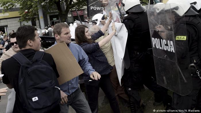 Akt samopodpalenia jest ukoronowaniem fali protestów w Polsce. Fot. Źródło: dw,de