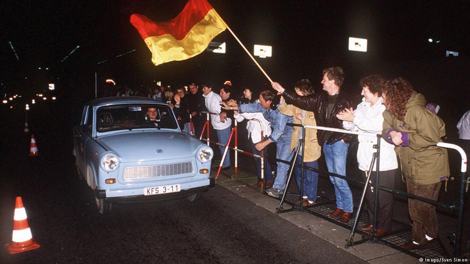 Rok 1989 r. Mieszkańcy zachodniego Berlina witają swych rodaków z NRD. Fot. Źródło: dw.de