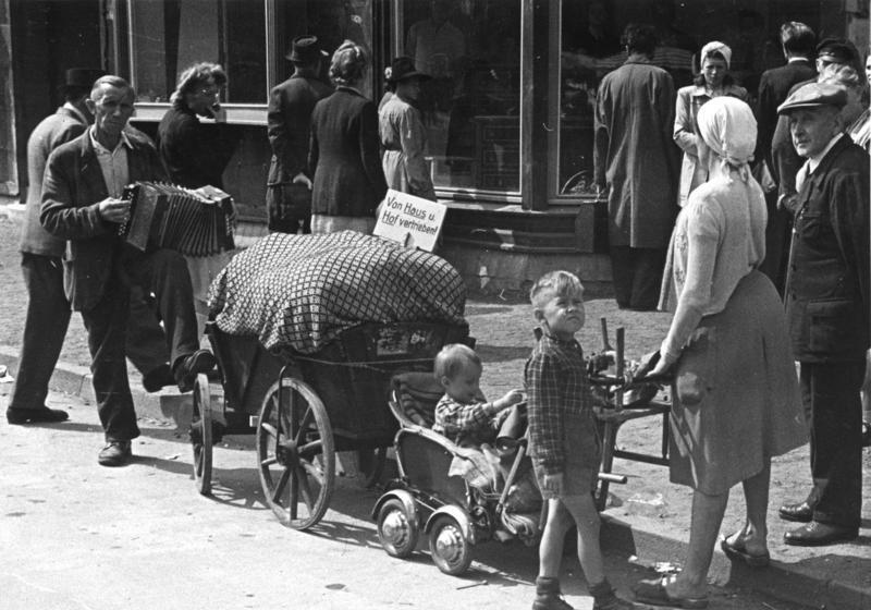 Dzieci urodzone ze związków Polek z żołnierzami Wehrmachtu, które zostały w Polsce, czekał ciężki los. Na zdjęciu: Niemcy wypędzeni w 1948 roku. Fot. Źródło: Bundesarchiv, lic.: CC BY-SA 3.0 de