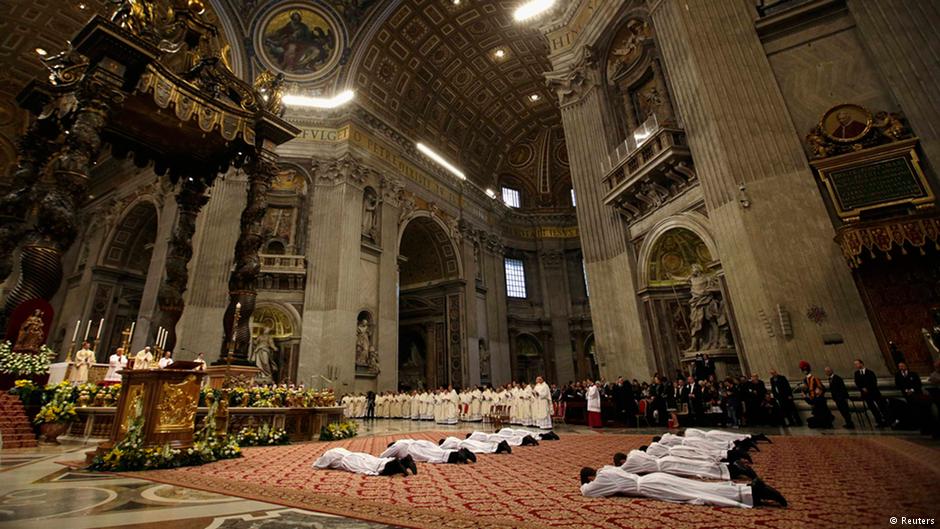 Kardynał Beniamino Stella: Zastanówmy się nad wyświęcaniem żonatych mężczyzn
