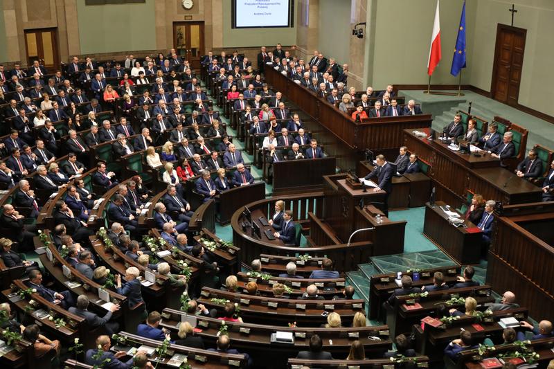 Sejm głosamia PiS przyjął zmiany dotyczące prokuratury, sądów powszechnych, KRS i SN. Fot. wikipedia