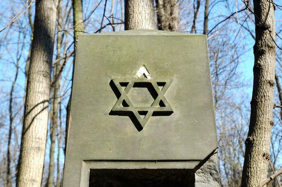 8 kwietnia 1968 r. Biuro Polityczne wydało polecenie, aby MSW i MSZ opracowały instrukcję w sprawie wyjazdu z Polski obywateli pochodzenia żydowskiego