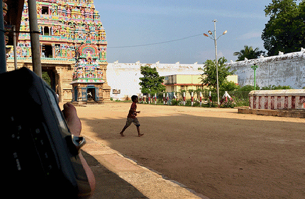 Adi Kumbeswarar – Tam na zewnątrz murów świątynnych w oczekiwaniu na jej otwarcie