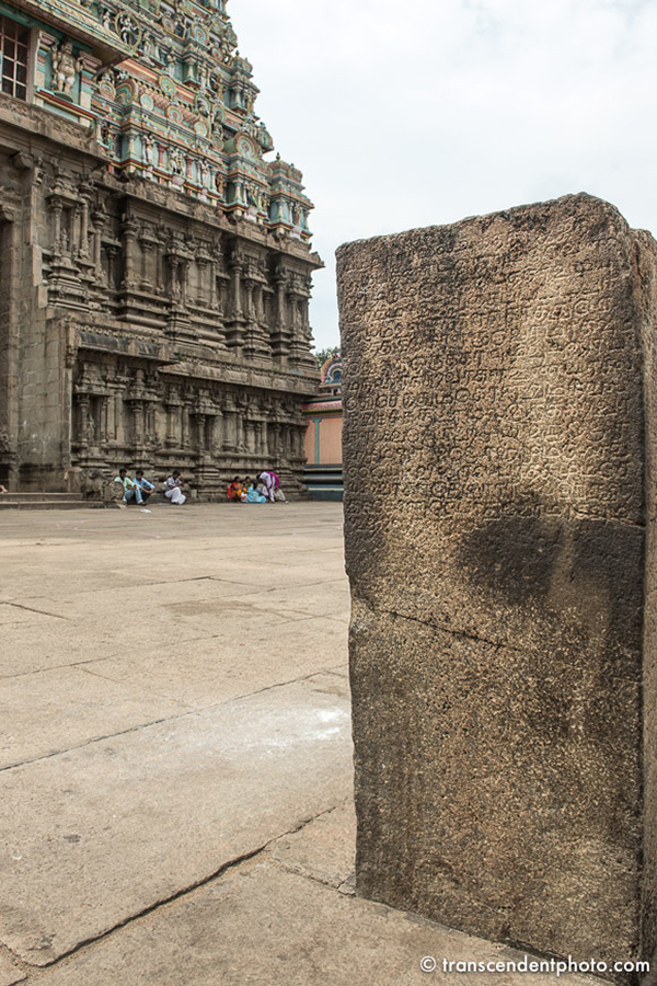 Historia powstania świątyni spisana jest na kamieniu.