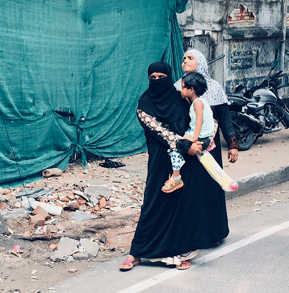 po ulicy przechadzają się chrześcijanie, muzułmanie i hindusi