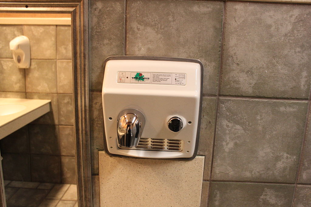 Suszarki do rąk w publicznych toaletach są fabryką zarazków!