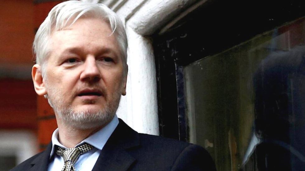 Brytyjska policja zatrzymała założyciela portalu Wikileaks Juliana Assange'a.47-latek został zatrzymany w czwartek w ambasadzie Ekwadoru w Londynie