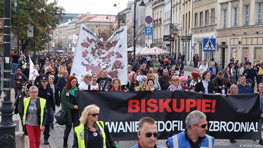W procesie wyjaśniania przypadków seksualnego molestowania nieletnich przez duchownych katolicka Polska pozostaje daleko za innymi krajami