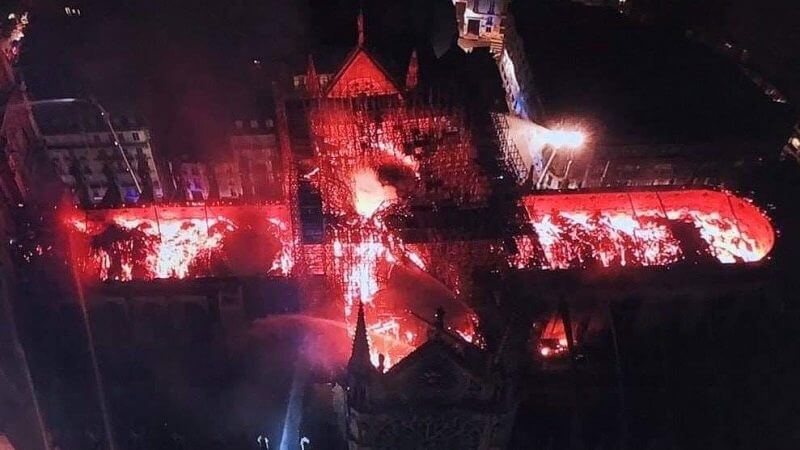 Katedr Notre Dame w płomieniach