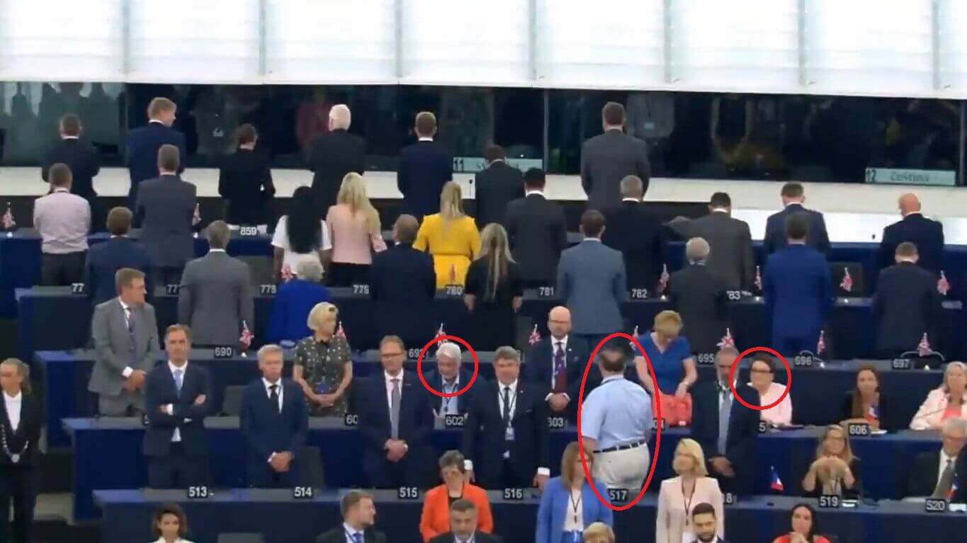 Podczas pierwszej sesji PE odegrano "Odę do radości". Posłowie partii Farage'a odwrócili się plecami. Zalewska i Waszczykowski nie wstali, a Saryusz-Wolski odwrócony tyłem.