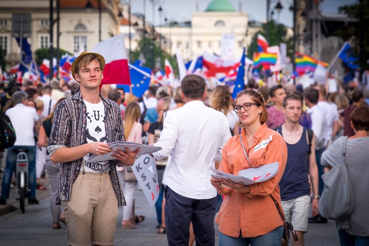 Młodzi ludzie w Polsce są niechętni Kościołowi katolickiemu a wiedzę o polityce czerpią z Facebooka - wynika z raportu Centrum Studiów Wschodnioeuropejskich