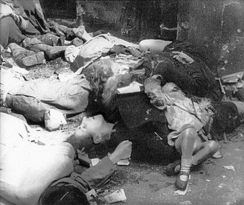  Polscy cywile zamordowani przez niemieckich żołnierzy w czasie powstania  warszawskiego