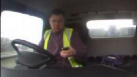 Policja opublikowała video z kabiny kierowcy ciężarówki, który spowodował wypadek na autostradzie M1 w północnym Londynie