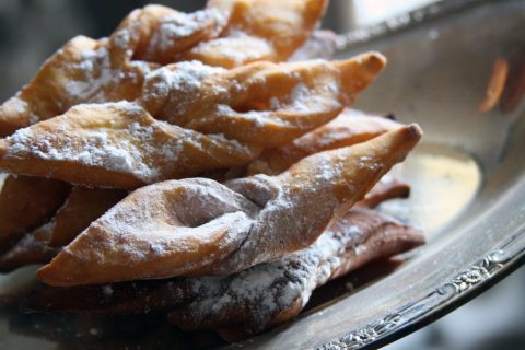 Kruche, delikatne faworki na Tłusty czwartek. Super przepis