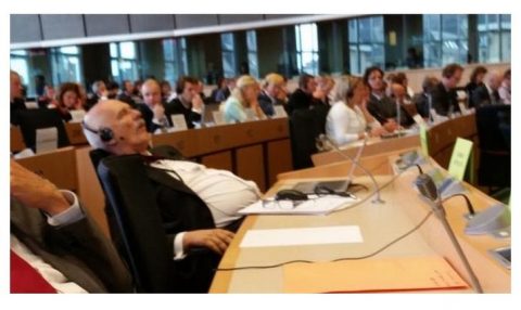 „Niewykluczone że Janusz Korwin-Mikke ma pierwsze objawy demencji starczej” – stąd jego zachowanie