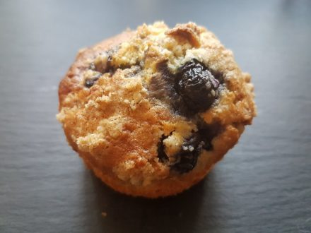 Deser na niedzielę – „Jagodowe muffinki z kruszonką”