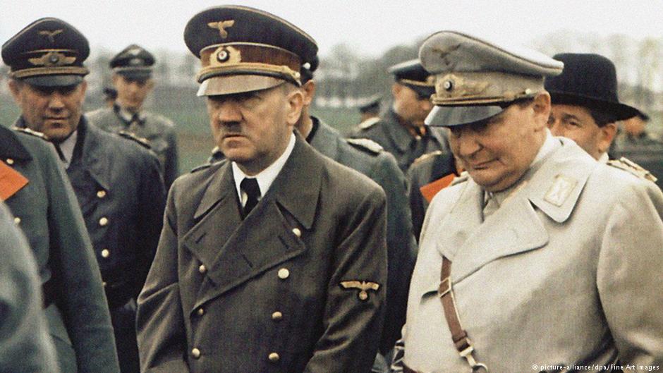 Ferdinand Porsche (w kapeluszu) miał bliskie kontakty z Hitlerem. Fot. Źródło: dw.de