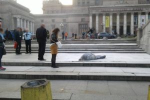 Mężczyzna podpalił się na Placu Defilad w Warszawie. Fot. lublin112.pl