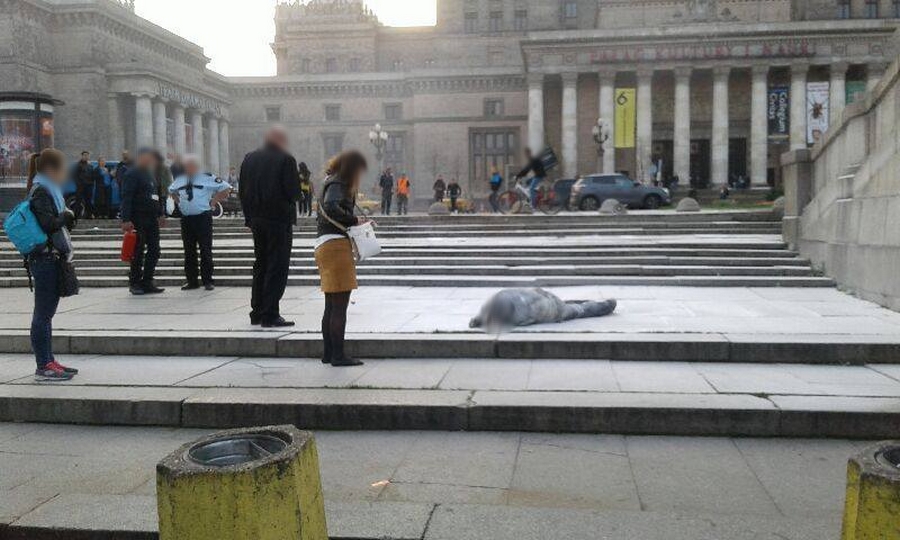 Mężczyzna podpalił się na Placu Defilad w Warszawie. Fot. lublin112.pl