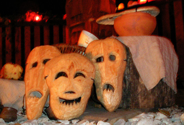 Pokarmy dla duchów zmarłych i maski (kraboszki) je symbolizujące – Dziady. Fot. Źródło: wikipedia
