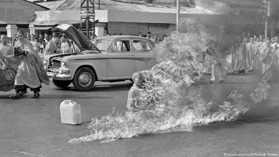 11 czerwca 1963 w Sajgonie podpalił się mnich Thich Quang Duc. Był to protest przeciwko represjonowaniu buddyzmu. Fot. Źródło: dw.de