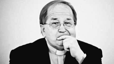 Michał Kamiński: Lud się modli a kasa płynie