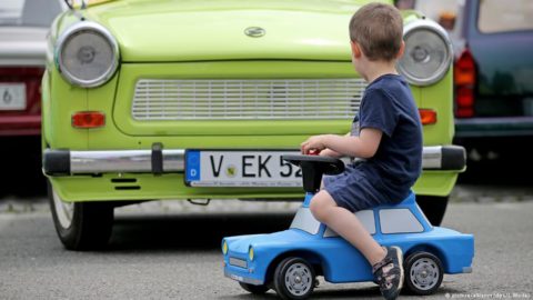 Pierwszy enerdowski Trabant zjechał w 1957 r. z taśmy zakładów w Zwickau. Fot. Źródło: dw.de