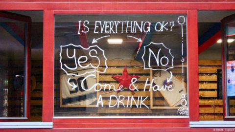 Niepokojące wyniki sondażu. Młodzi ludzie czterech państw Grupy Wyszehradzkiej opowiadają się za rządami autorytarnymi