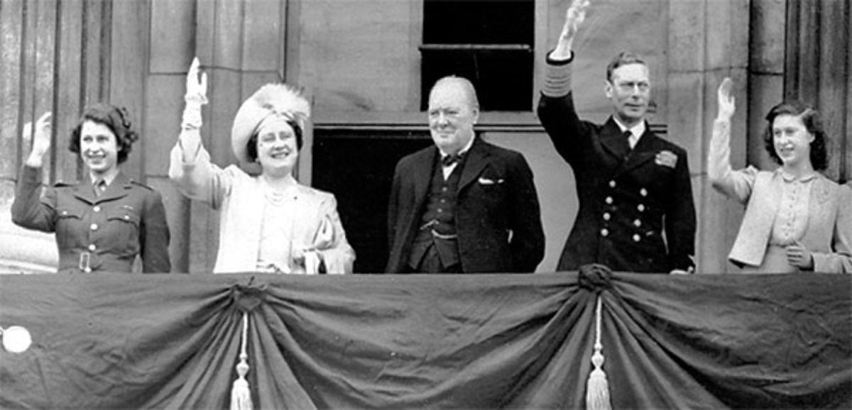 8 maja 1945 król zaprosił Churchilla na balkon pałacu Buckingham podczas obchodów Dnia Zwycięstwa. Fot