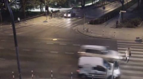 Zmiótł pieszą na pasach. Dramatyczne zdarzenie zarejestrowane przez monitoring