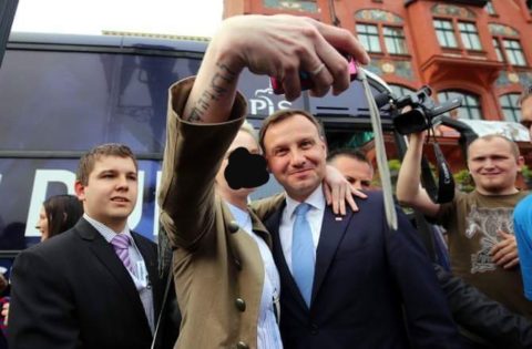 Andrzej Duda i czułe selfie z „psychofanką”