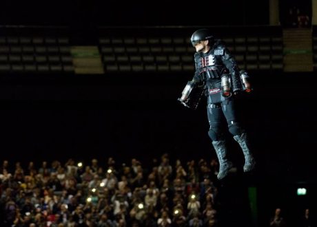 Prawdziwy Iron-Man Richard Browning zaprezentował w Dubaju swój kostium umożliwiający latanie