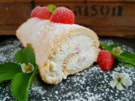 Deser na niedzielę – Rolada biszkoptowa z bitą śmietaną