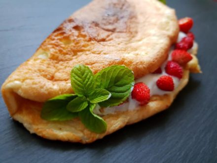 Dietetyczny omlet z owocami