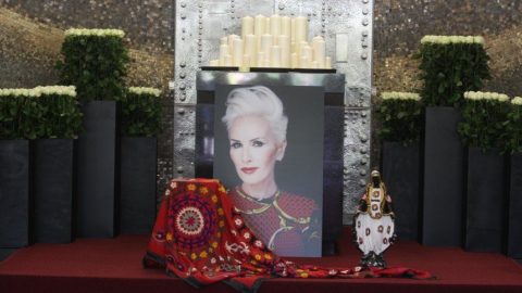 Duchowny skrytykował pogrzeb Kory: Zamiast krzyża zdjęcie z młodości. Smutny koniec. Ks. Lemański: Zamilknij klecho