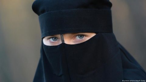 Jako nastolatka przeszła na islam. „Moja córka nosi nikab”. Relacja matki młodej Niemki