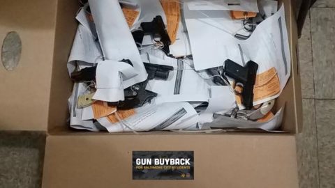 500 dolarów za granatnik, 100 za pistolet. Policja w Baltimore skupuje nielegalną broń