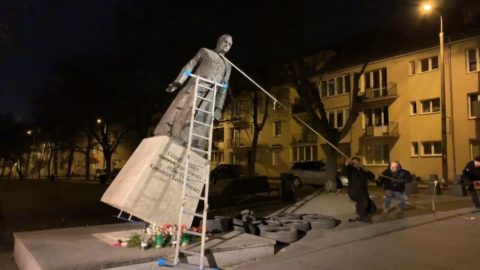 Magdalena Środa: Pomnik leży i może tak powinno zostać