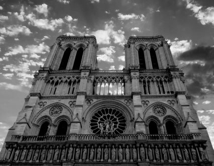 Magdalena Środa: Ciekawa jestem czy rząd polski powoła jakąś komisję do spraw spalenia katedry Notre Dame?