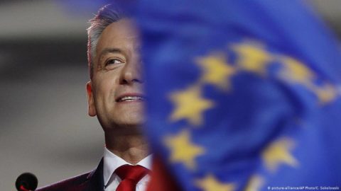 Robert Biedroń do Mateusza Morawieckiego: Zwracam się do Pańskiego poczucia odpowiedzialności za Polskę. Ostrzegam…