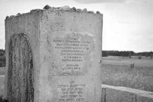 Fragment pomnika upamiętniającego pomordowanych Żydów z Jedwabnego