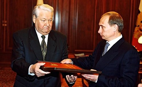 Prezydent Borys Jelcyn przekazuje Władimirowi Putinowi "prezydencką" kopię rosyjskiej konstytucji 