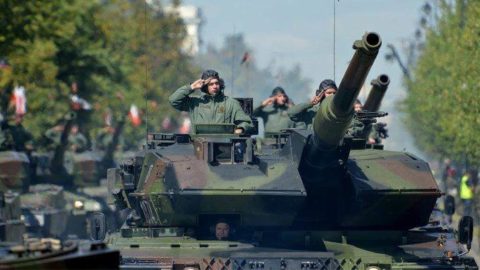 PiS rozpoczął wdrażanie dużych projektów zbrojeniowych. Generał Różański krytykuje rządowe zakupy broni