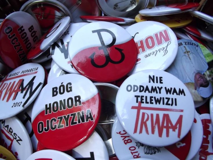 Okolicznościowe plakietki. Zdjęcie zrobione podczas marszu w obronie TV Trwam oraz mediów katolickich w Krakowie.