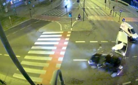 Tragiczny wypadek w Krakowie. Wjechał na skrzyżowanie na czerwonym świetle. Film „ku przestrodze”